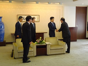 松井市長と握手