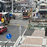 ①毘沙門踏切の現況（列車通過とバス待機）