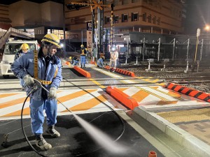 供用前にジェットで洗浄中