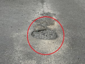 交差点の穴ぼこ5